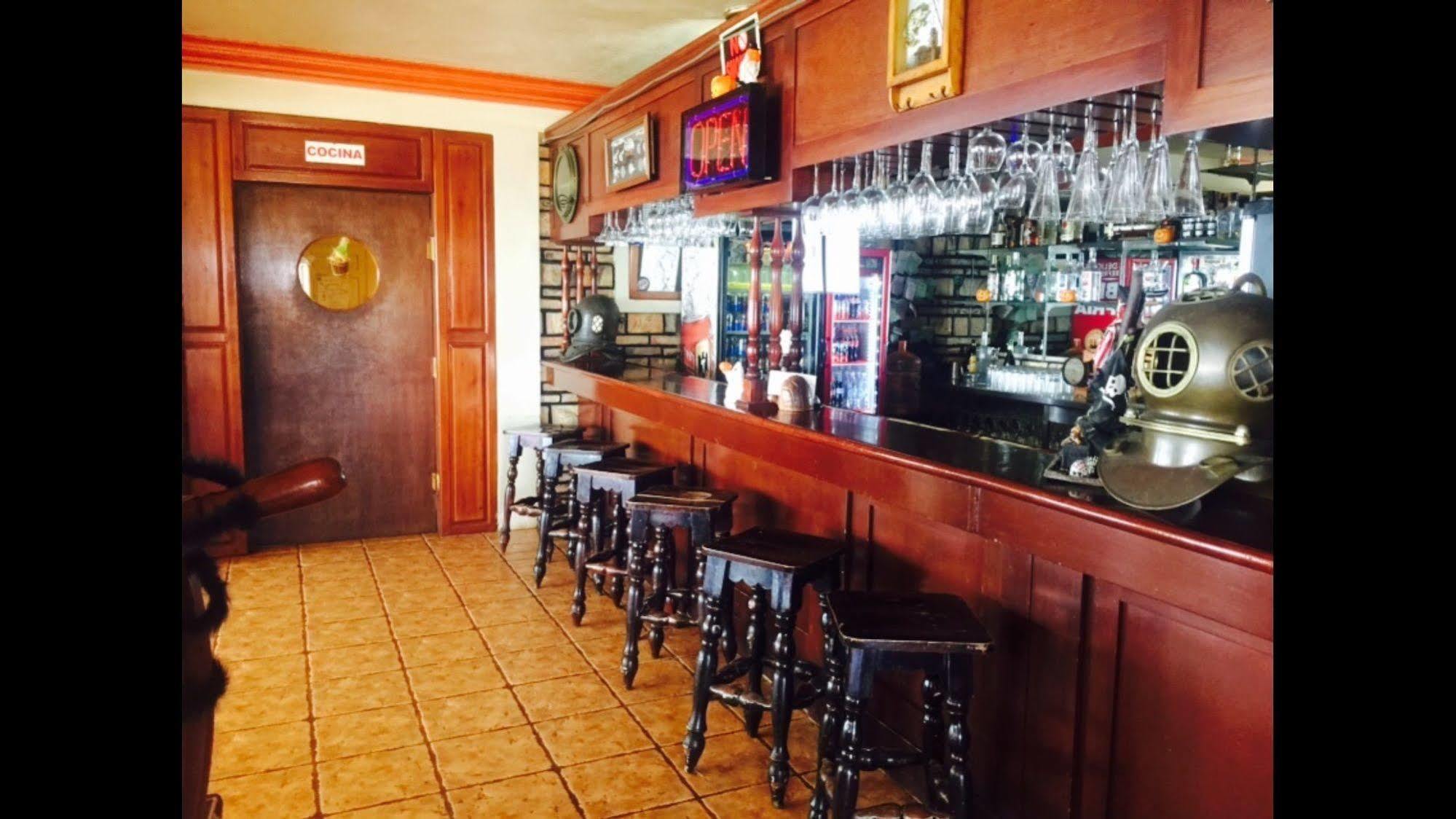 La Cueva Del Pirata Hotel Camalu Luaran gambar